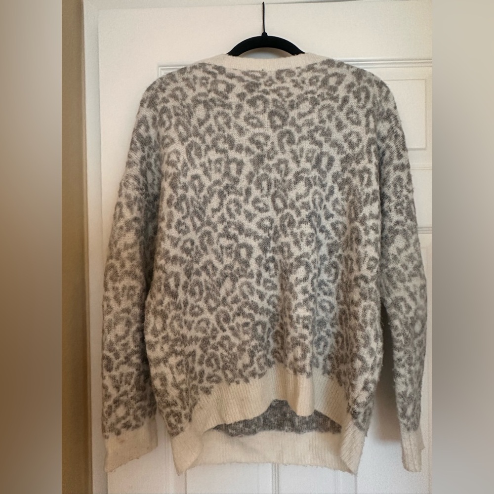 Soft Fuzzy Leopard Print Sweater V-Neck Small - Picture 2 of 4